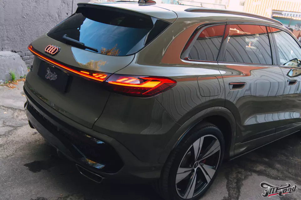 Забронировали Audi Q5 L прозрачным глянцевым полиуретаном, выполнили шумоизоляцию дверей и арок, установили видеорегистратор